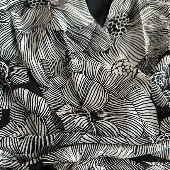 Express V-Neck Wrap Top Floral Black And White Long Sleeves SZ XS NEW WITH TAGS - Picture 5 of 9